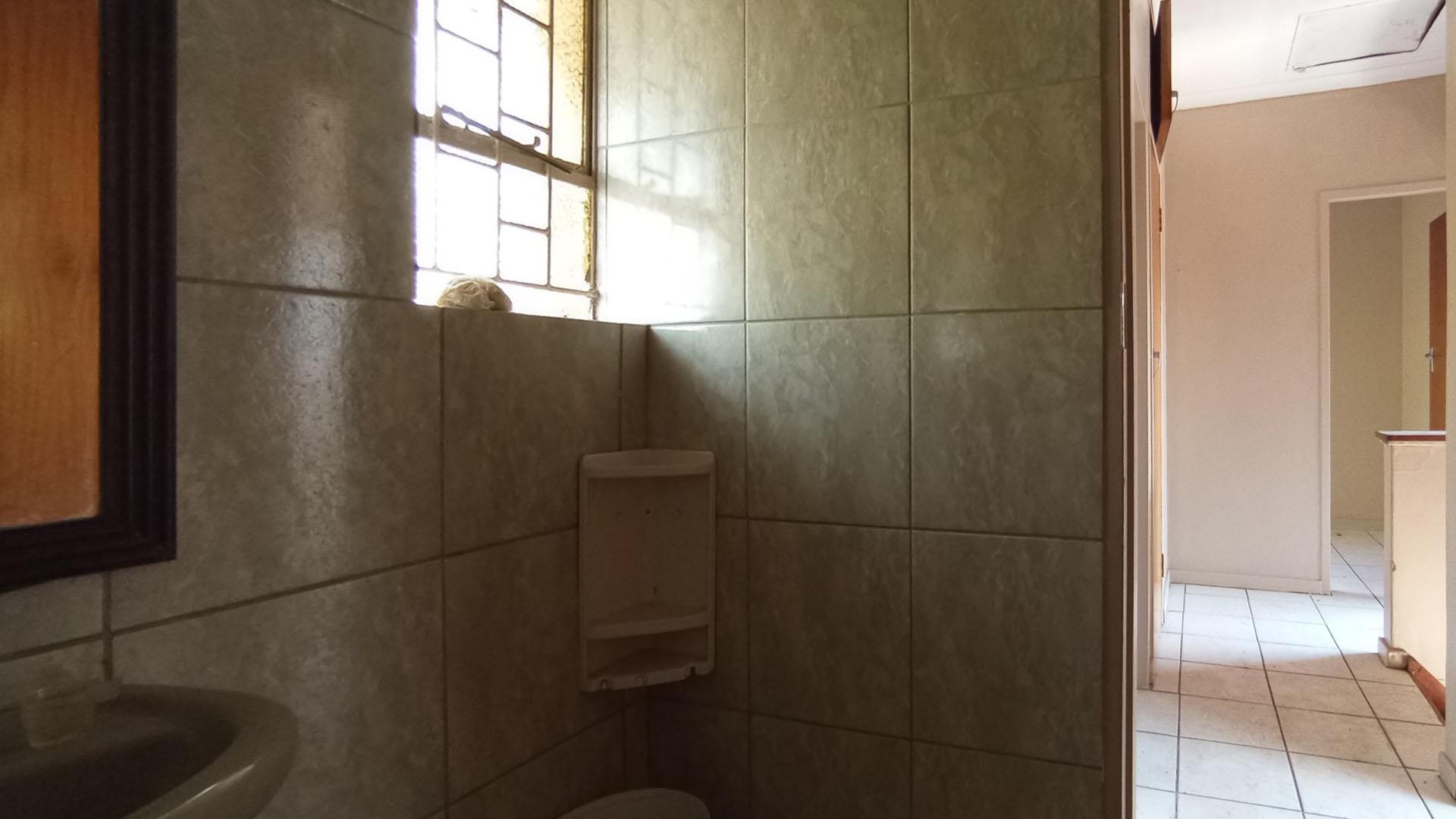 Bathroom 1 - 7 square meters of property in Silverton