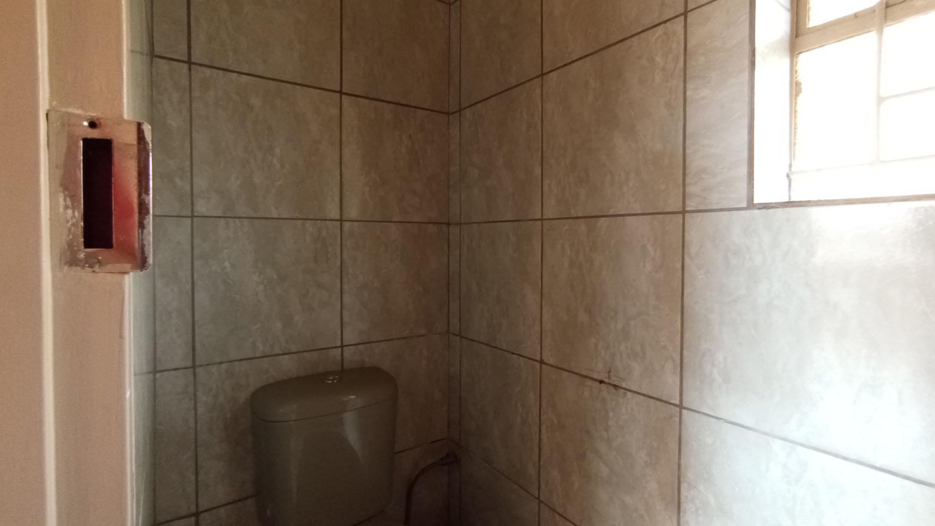 Bathroom 1 - 7 square meters of property in Silverton