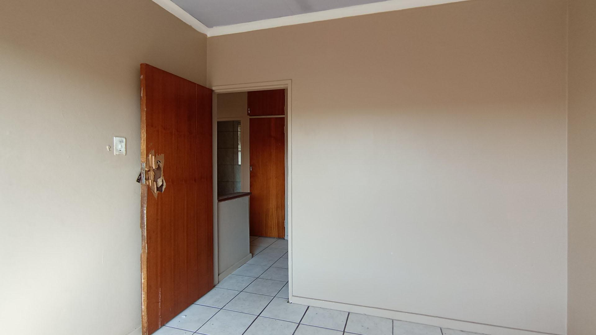 Bed Room 1 - 11 square meters of property in Silverton