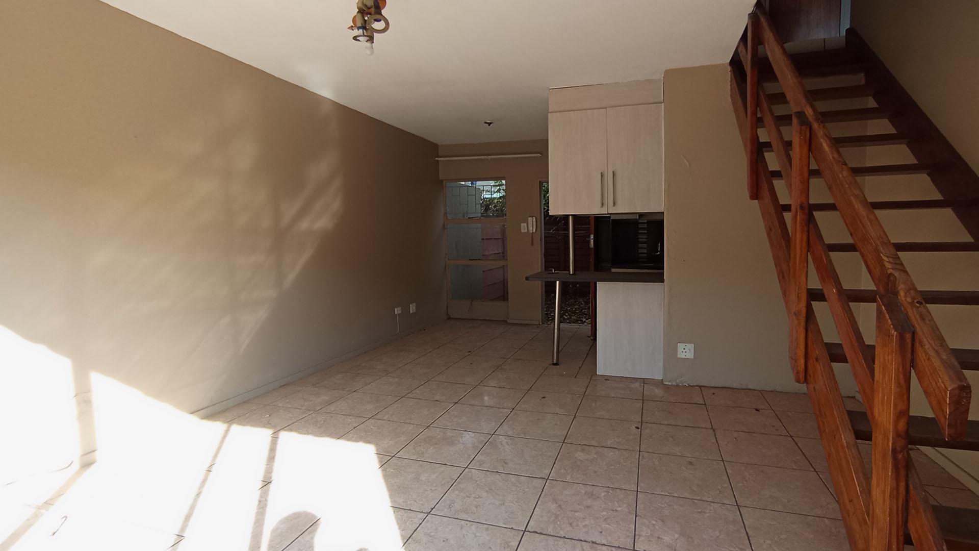 Lounges - 21 square meters of property in Silverton