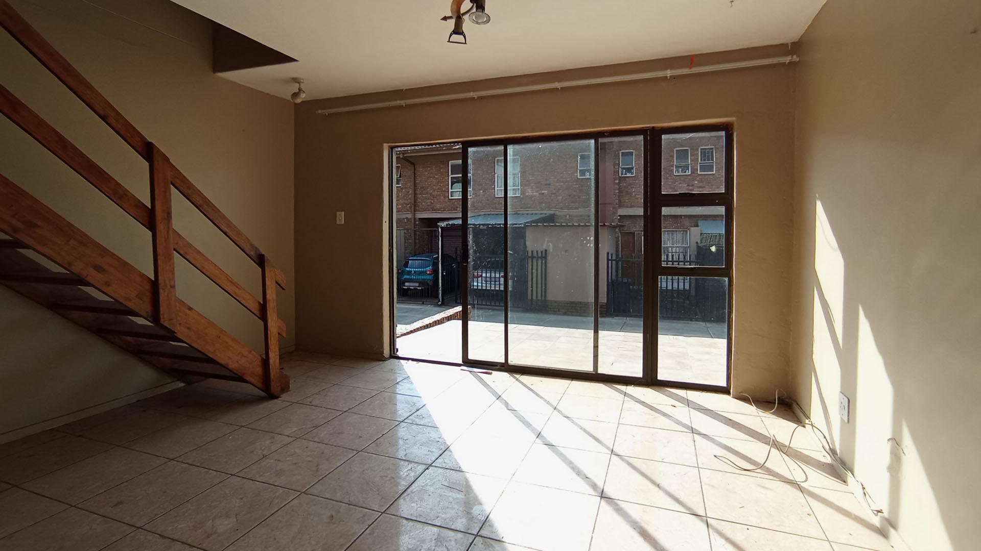 Lounges - 21 square meters of property in Silverton