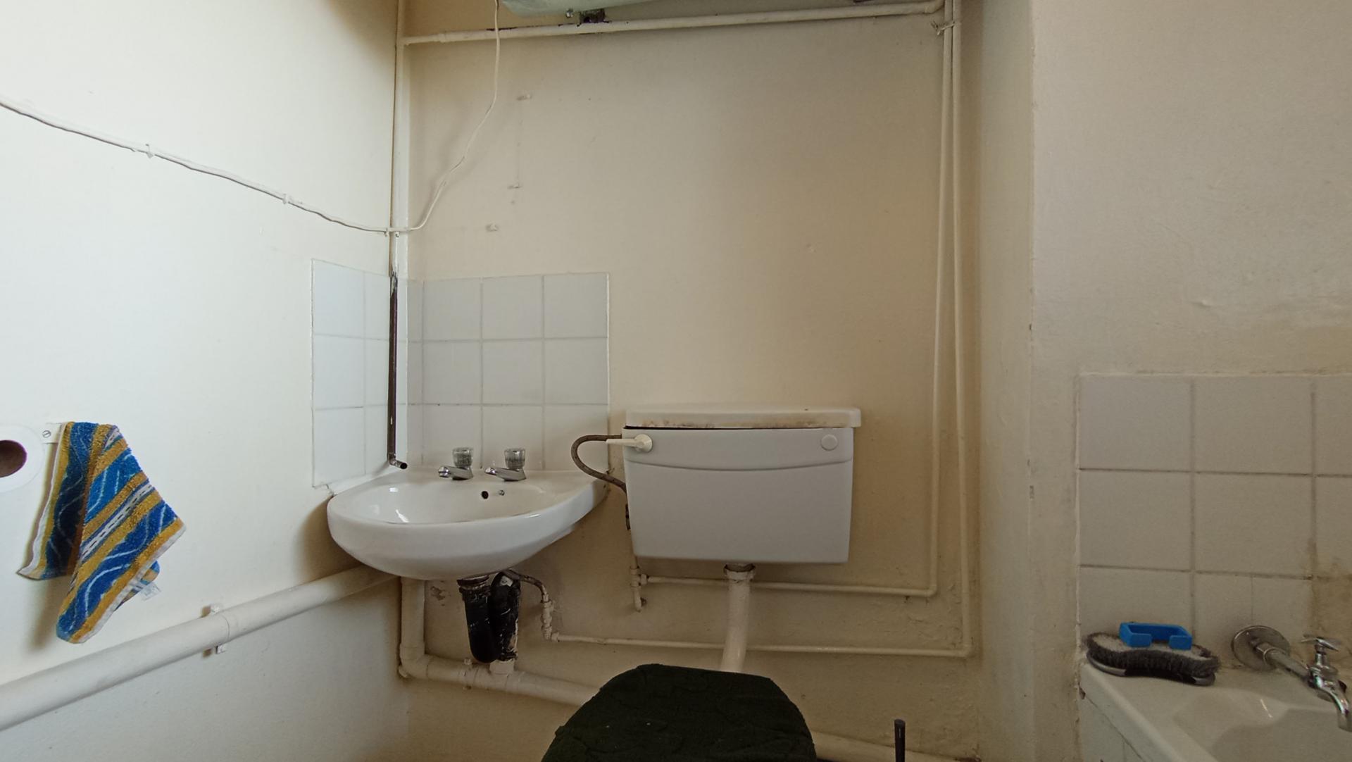 Bathroom 1 - 5 square meters of property in Commercia