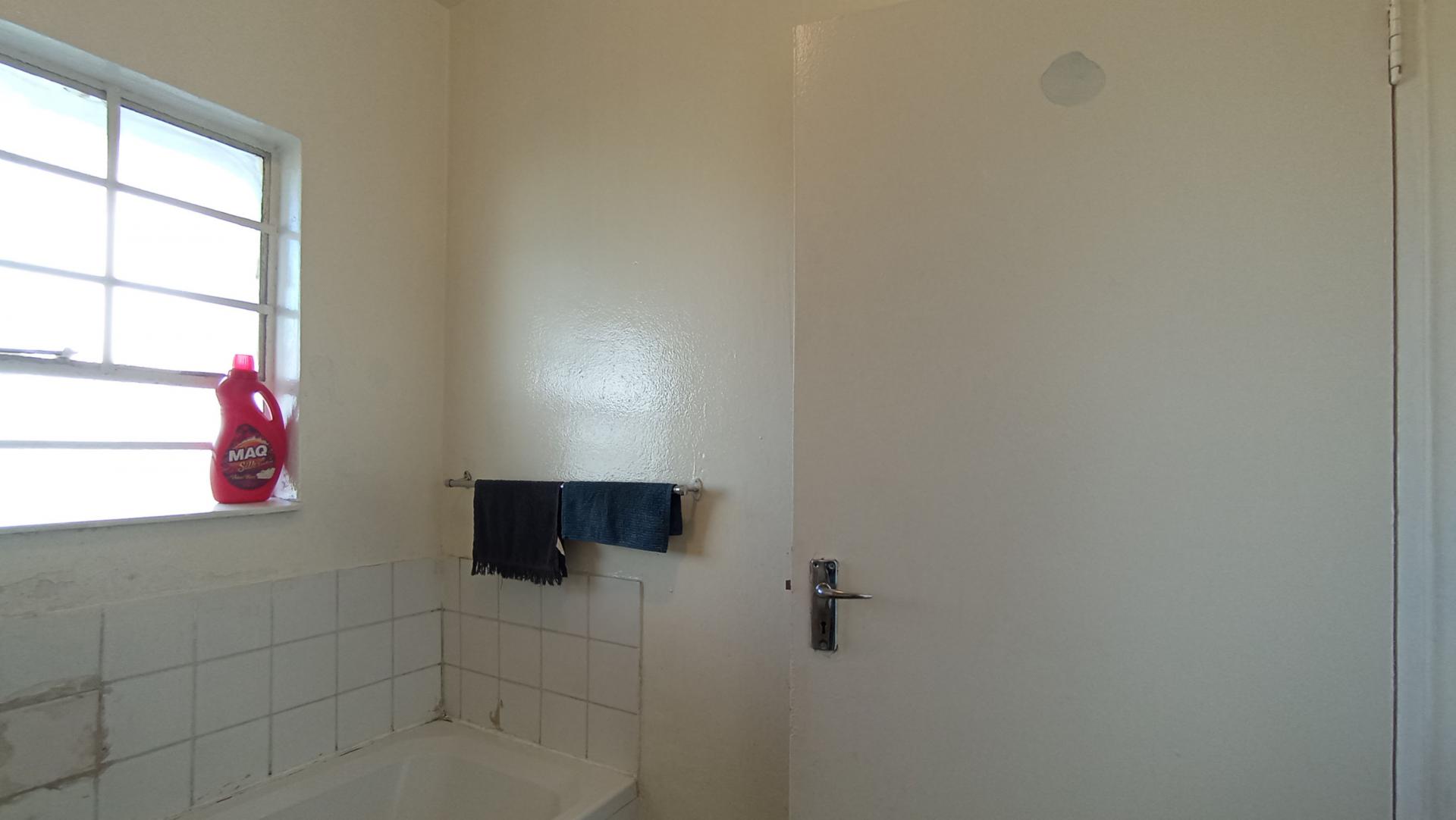 Bathroom 1 - 5 square meters of property in Commercia