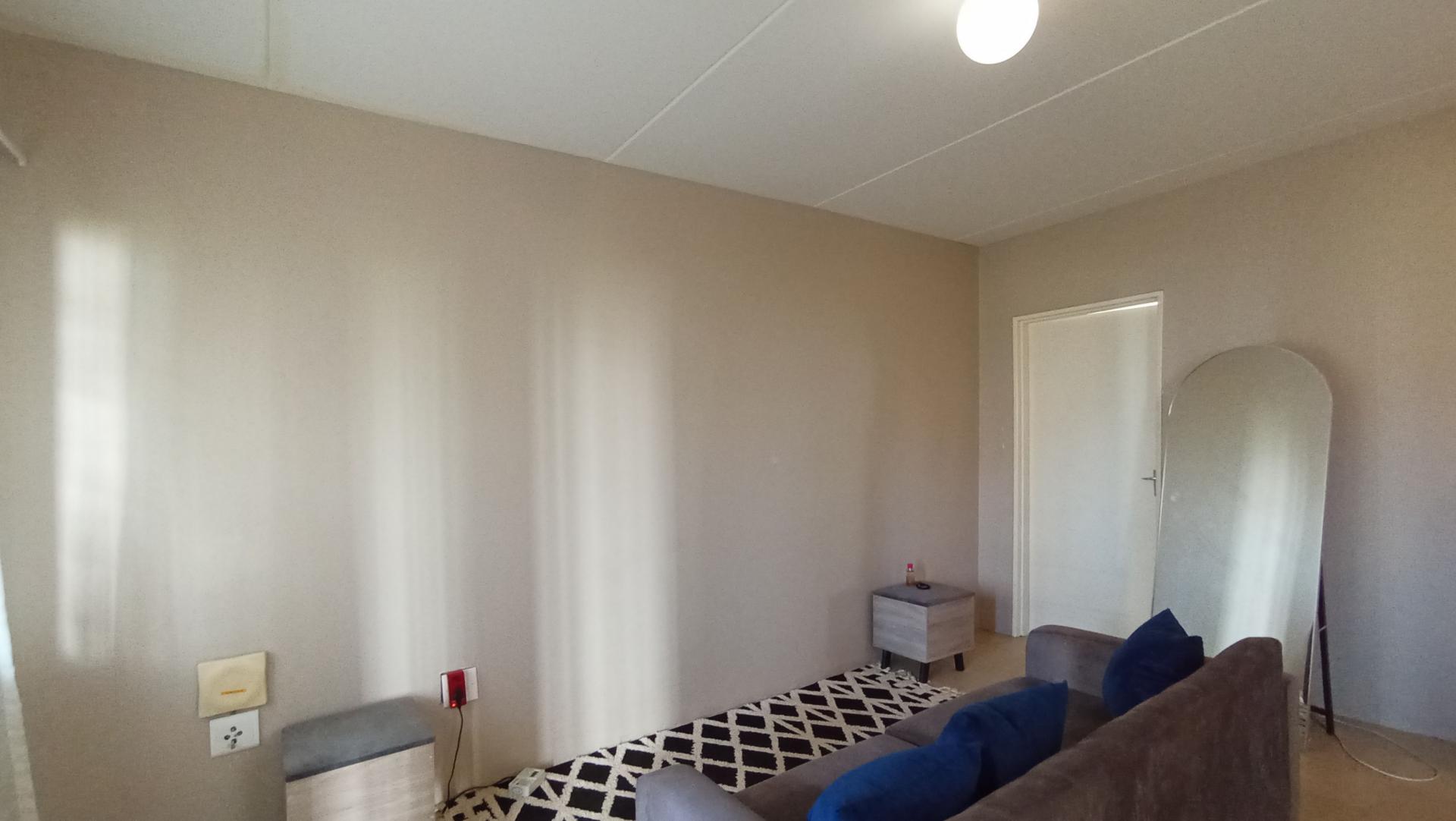 Lounges - 16 square meters of property in Commercia