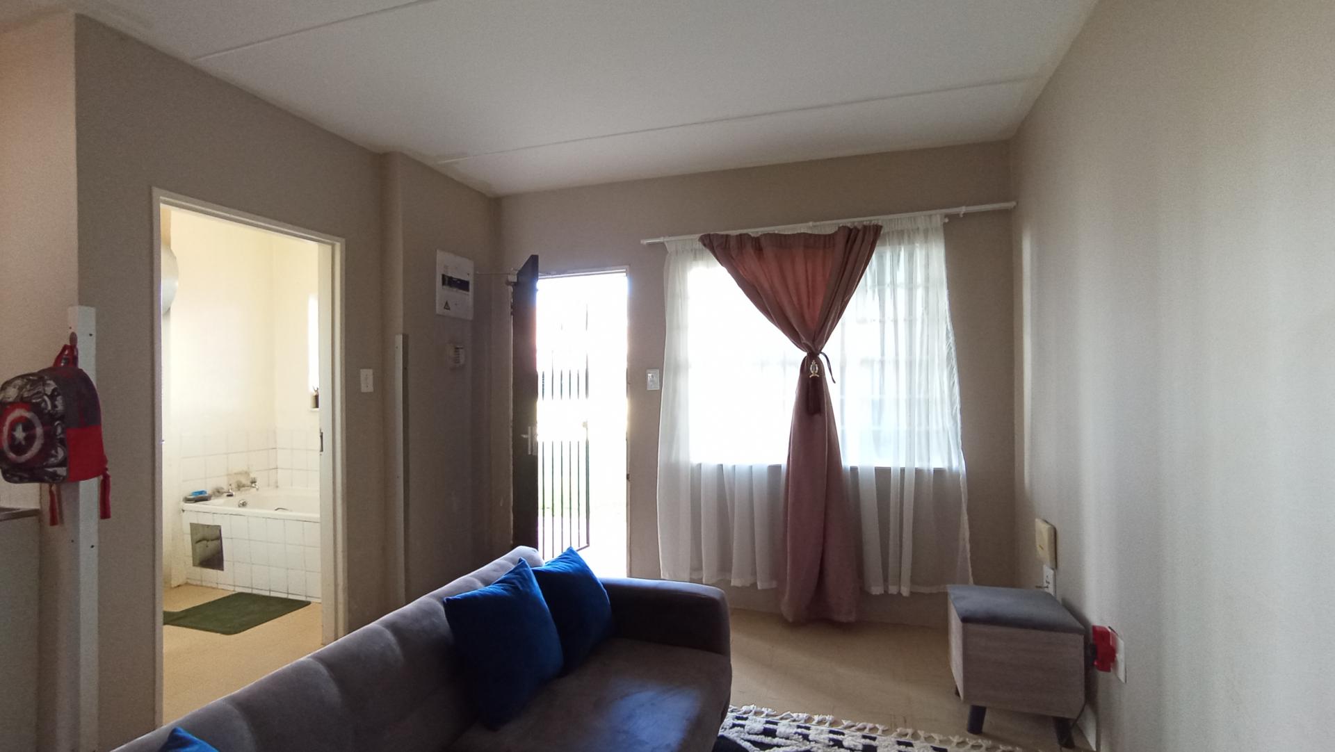 Lounges - 16 square meters of property in Commercia