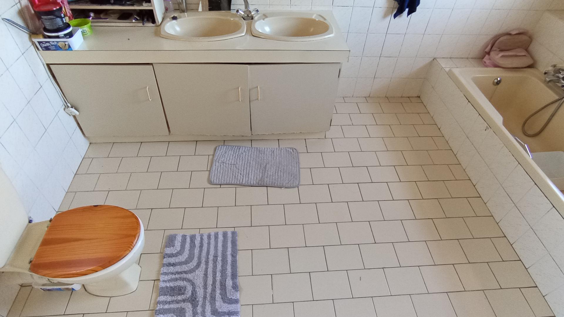 Main Bathroom - 10 square meters of property in Kraaifontein