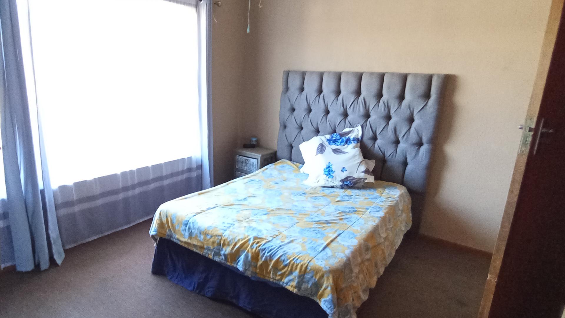 Main Bedroom - 18 square meters of property in Kraaifontein