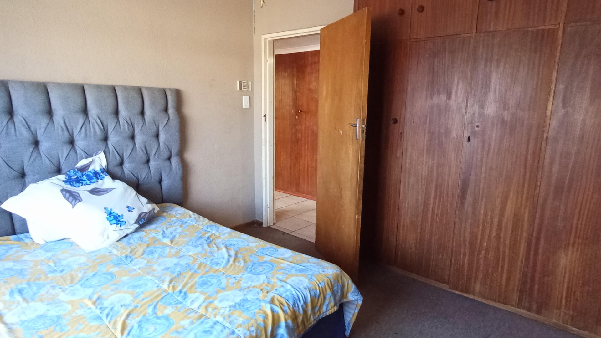 Main Bedroom - 18 square meters of property in Kraaifontein