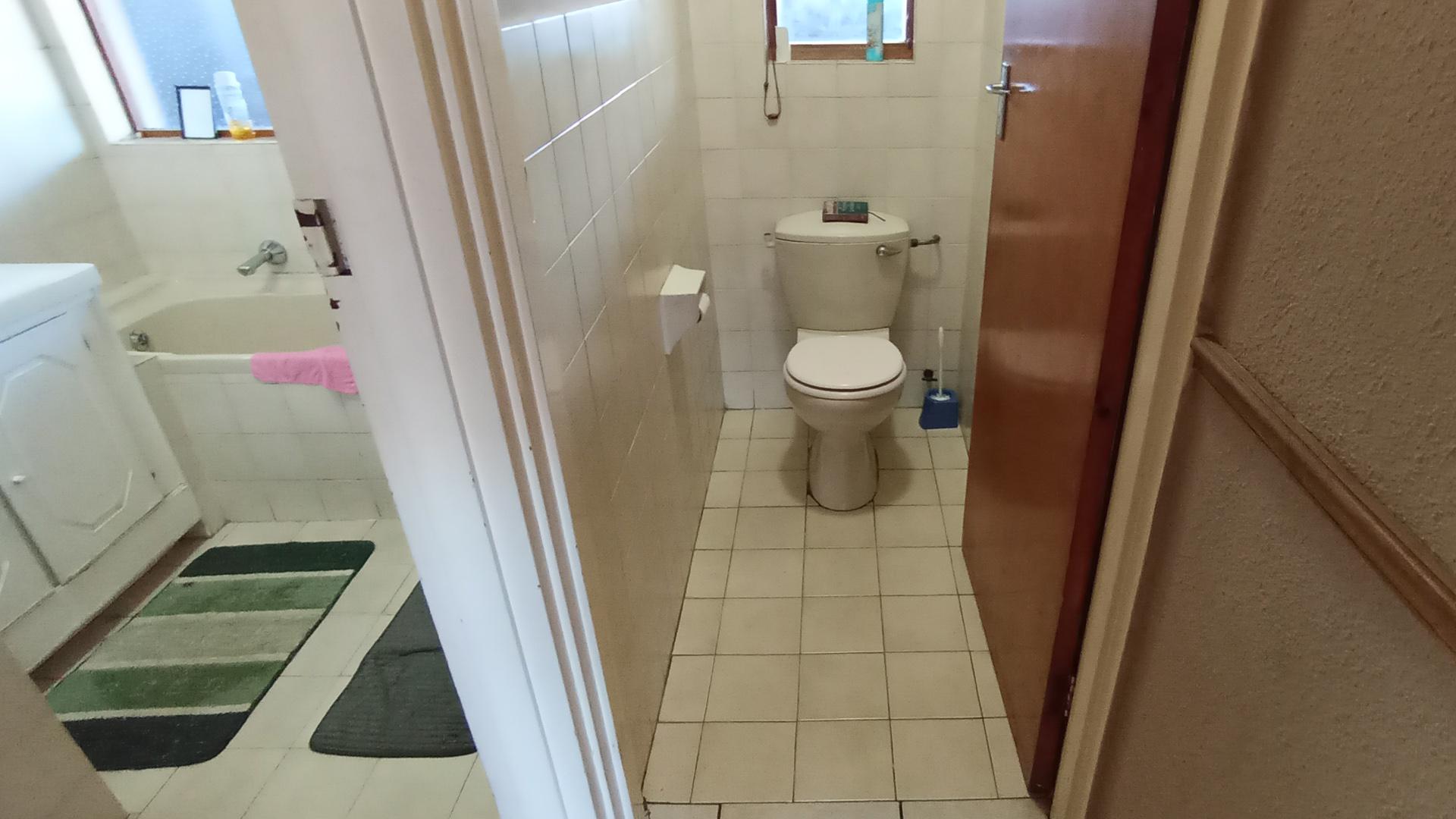 Bathroom 1 - 8 square meters of property in Kraaifontein