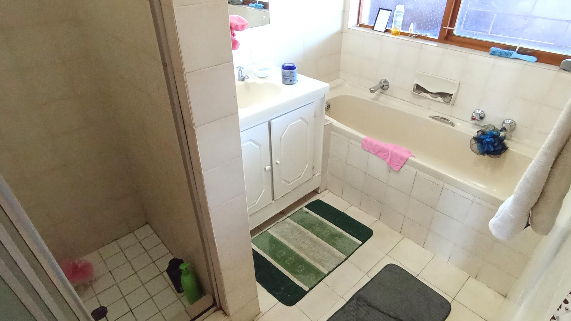 Bathroom 1 - 8 square meters of property in Kraaifontein