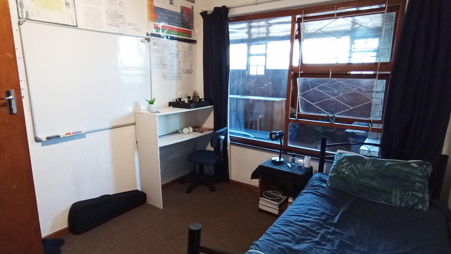 Bed Room 1 of property in Kraaifontein