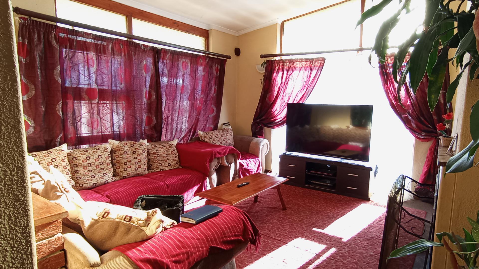 Lounges - 22 square meters of property in Kraaifontein