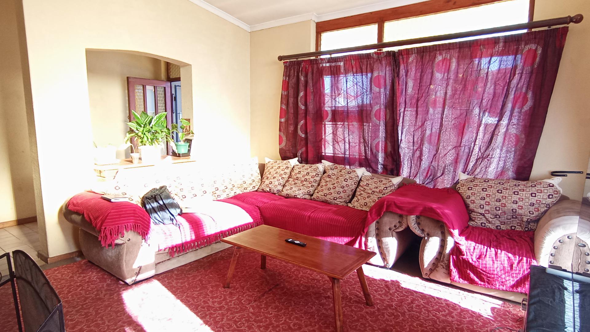 Lounges - 22 square meters of property in Kraaifontein
