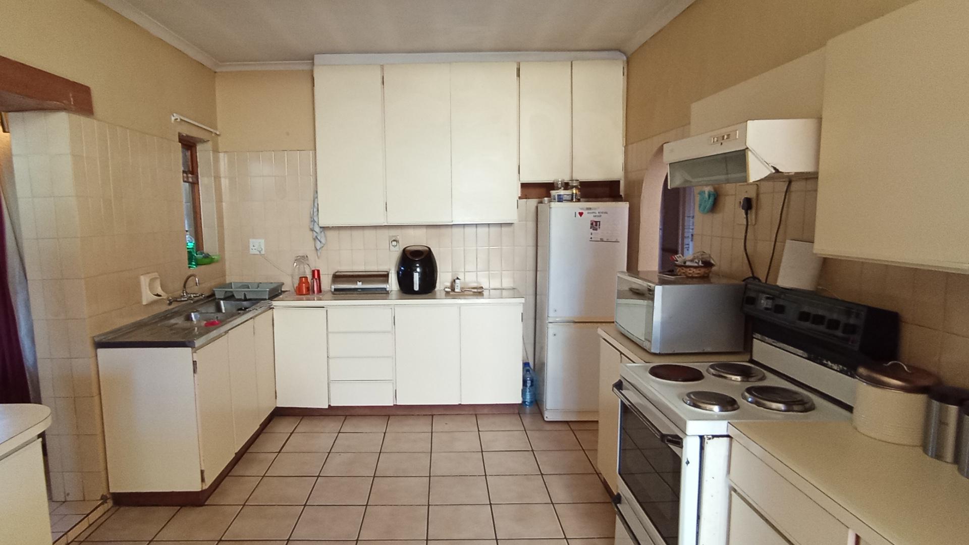 Kitchen - 19 square meters of property in Kraaifontein