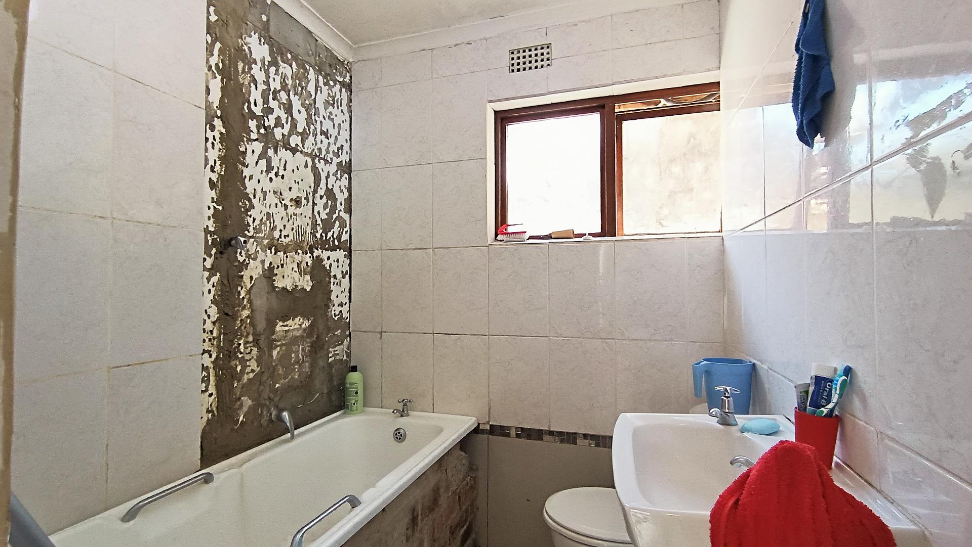 Bathroom 1 - 4 square meters of property in Northpine