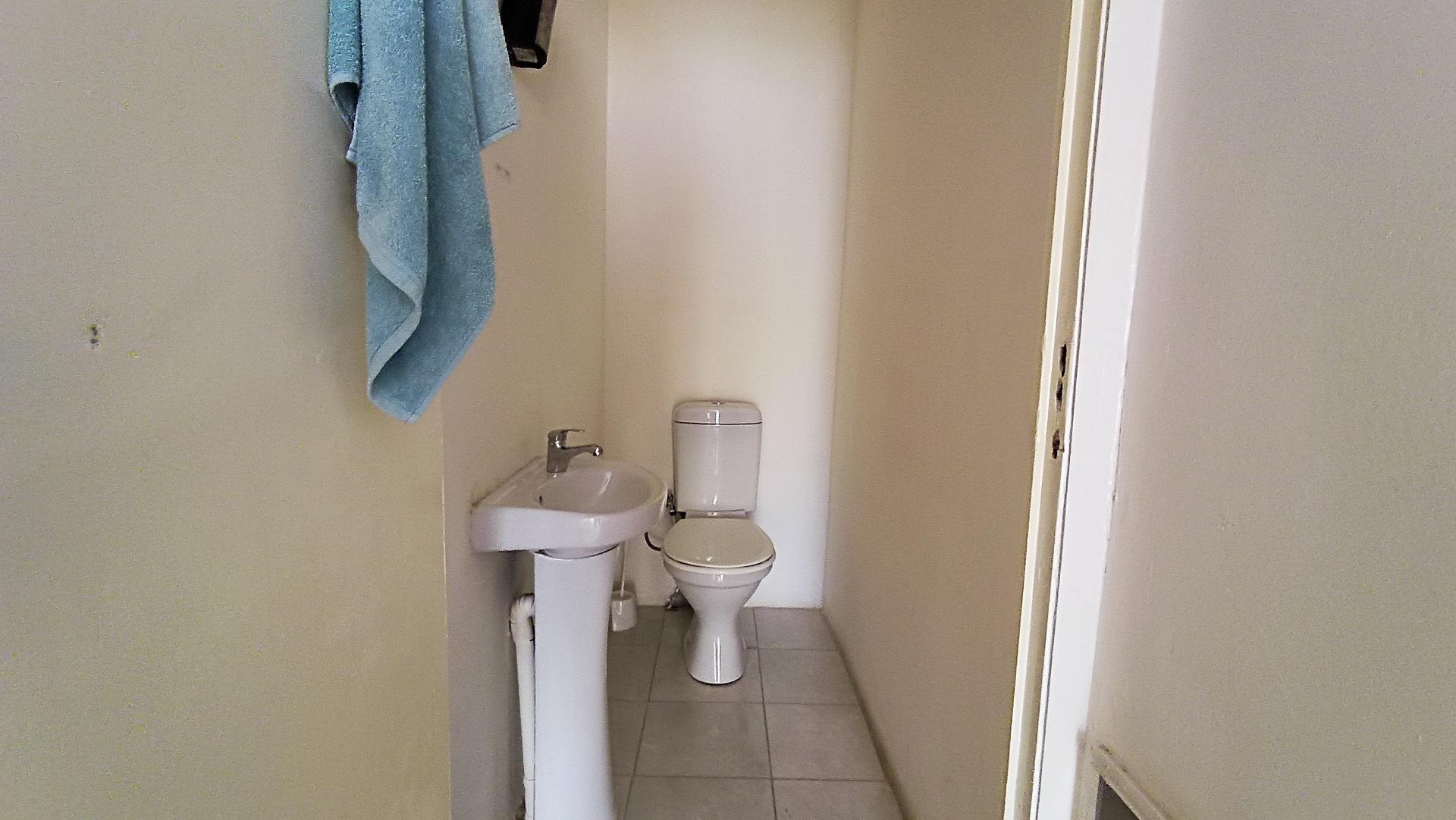 Guest Toilet - 2 square meters of property in Northpine