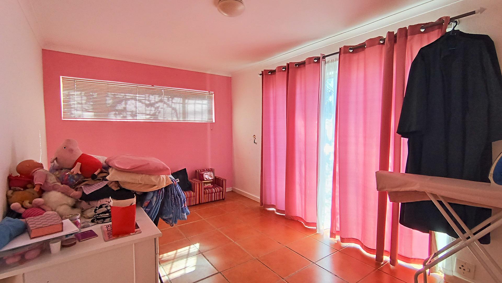 Bed Room 1 - 16 square meters of property in Northpine