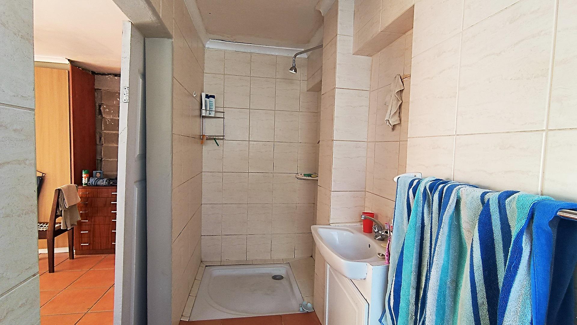 Main Bathroom - 3 square meters of property in Northpine