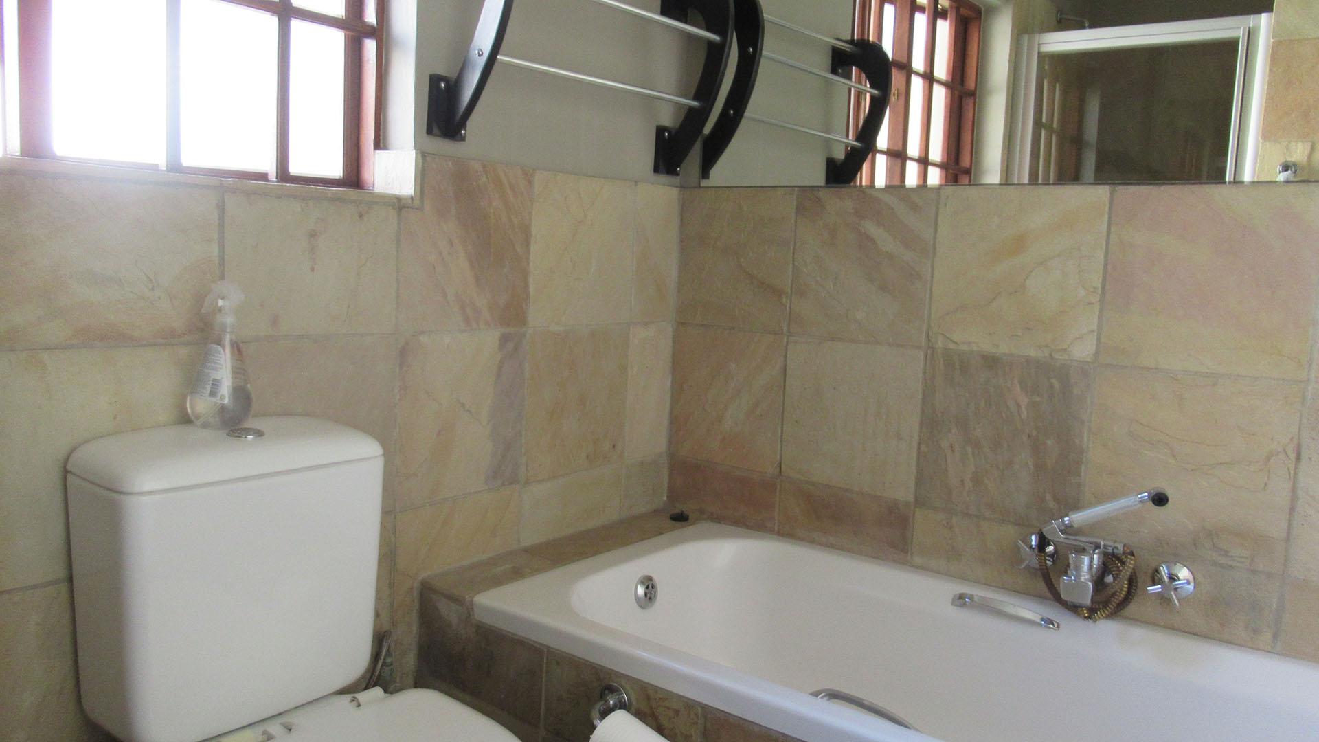 Bathroom 1 - 8 square meters of property in Blairgowrie