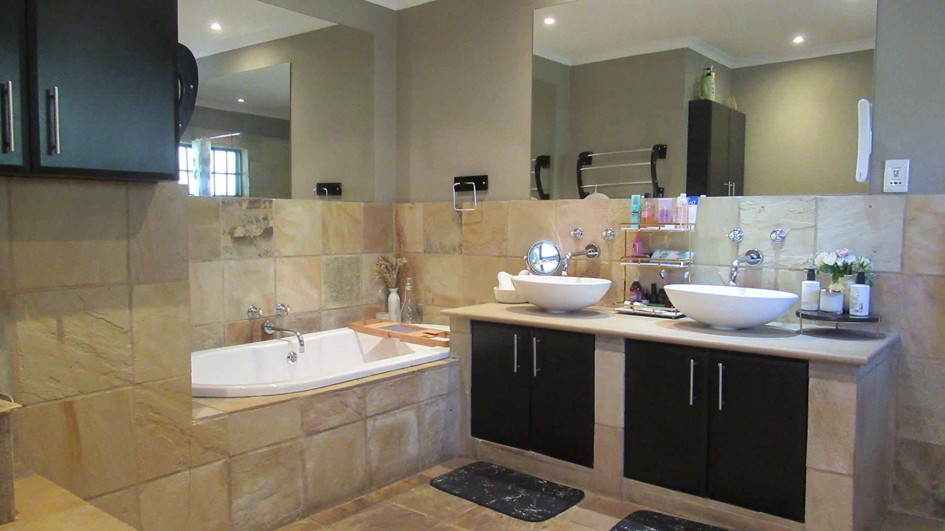 Main Bathroom - 15 square meters of property in Blairgowrie