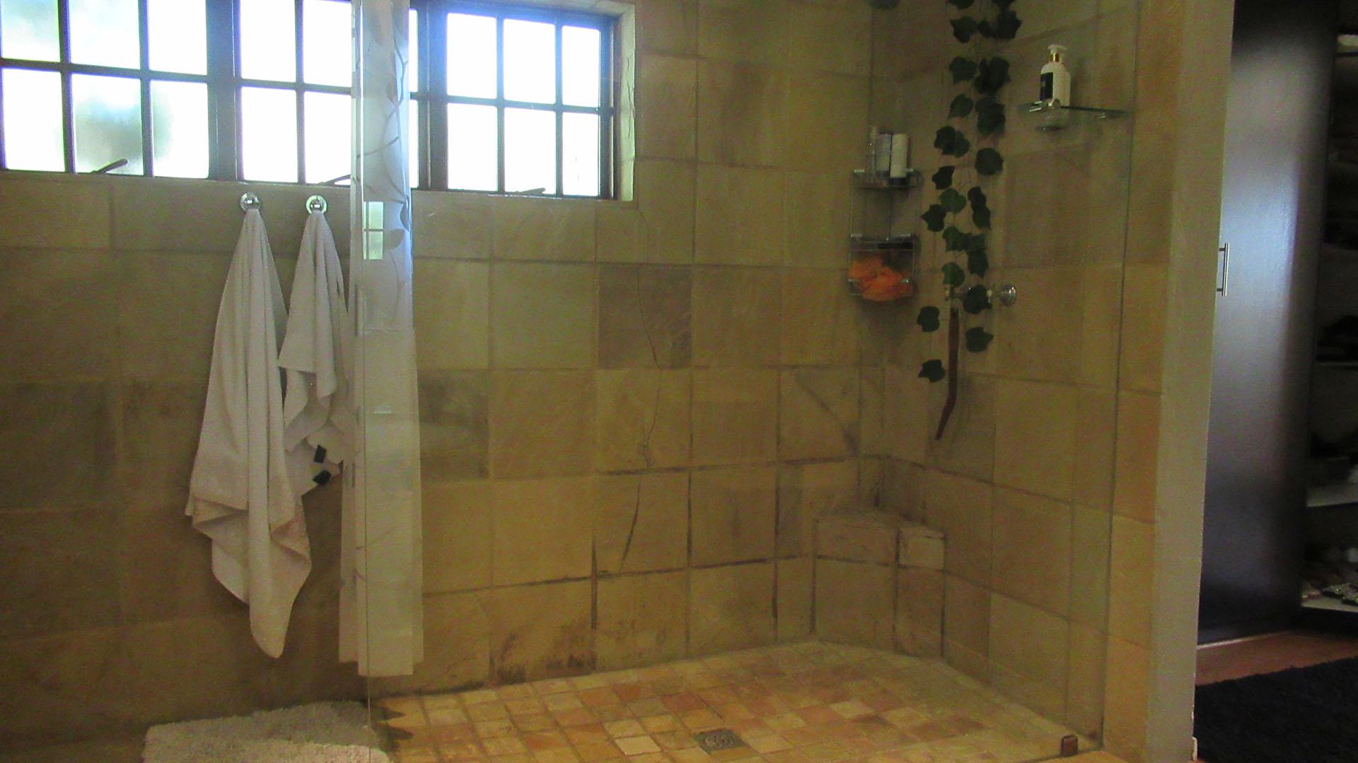 Main Bathroom - 15 square meters of property in Blairgowrie