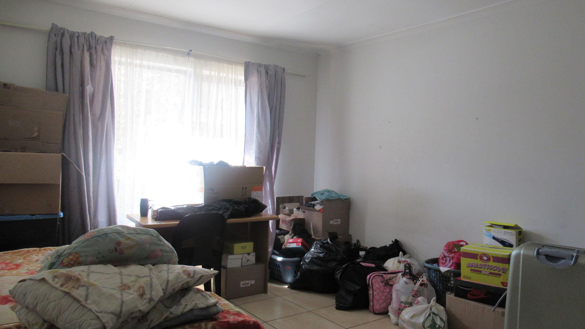 Bed Room 1 - 17 square meters of property in Florida