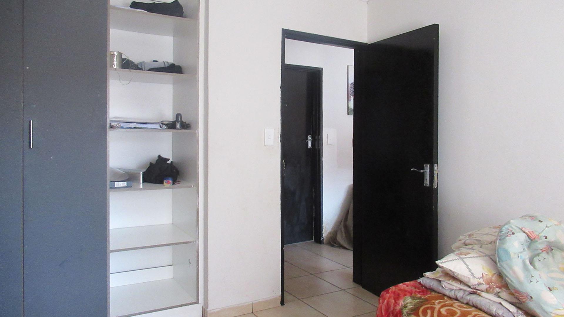 Bed Room 1 - 17 square meters of property in Florida