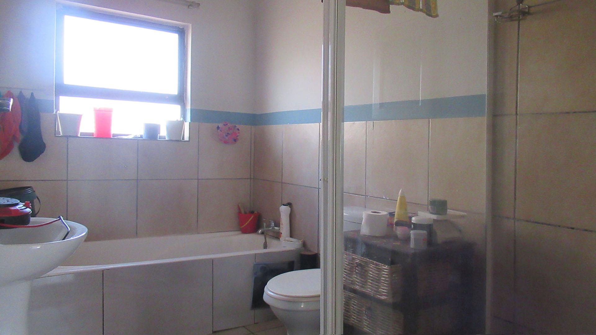Bathroom 1 - 6 square meters of property in Florida