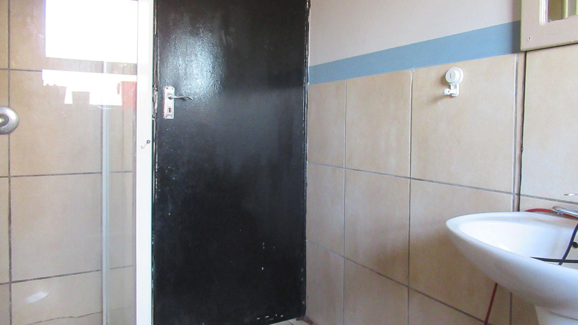 Bathroom 1 - 6 square meters of property in Florida