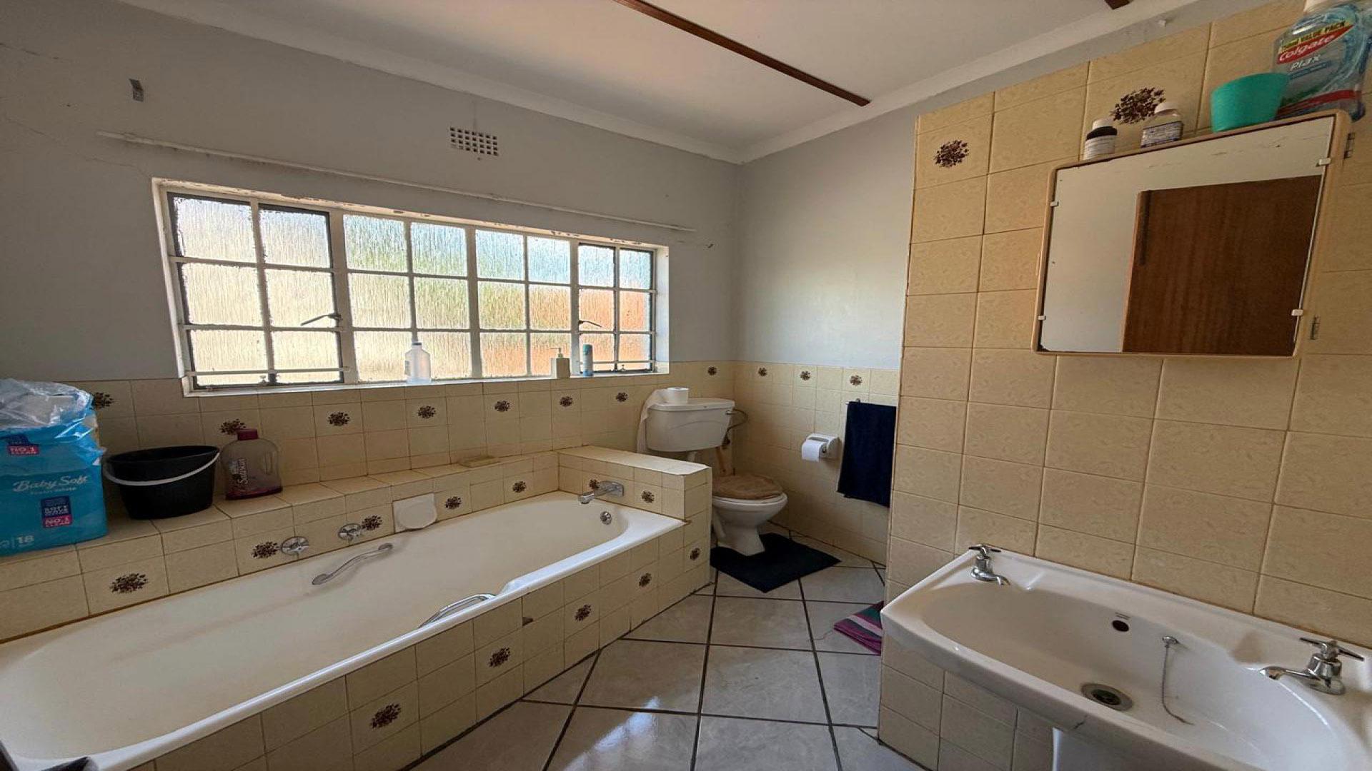 Bathroom 1 of property in Kimberley