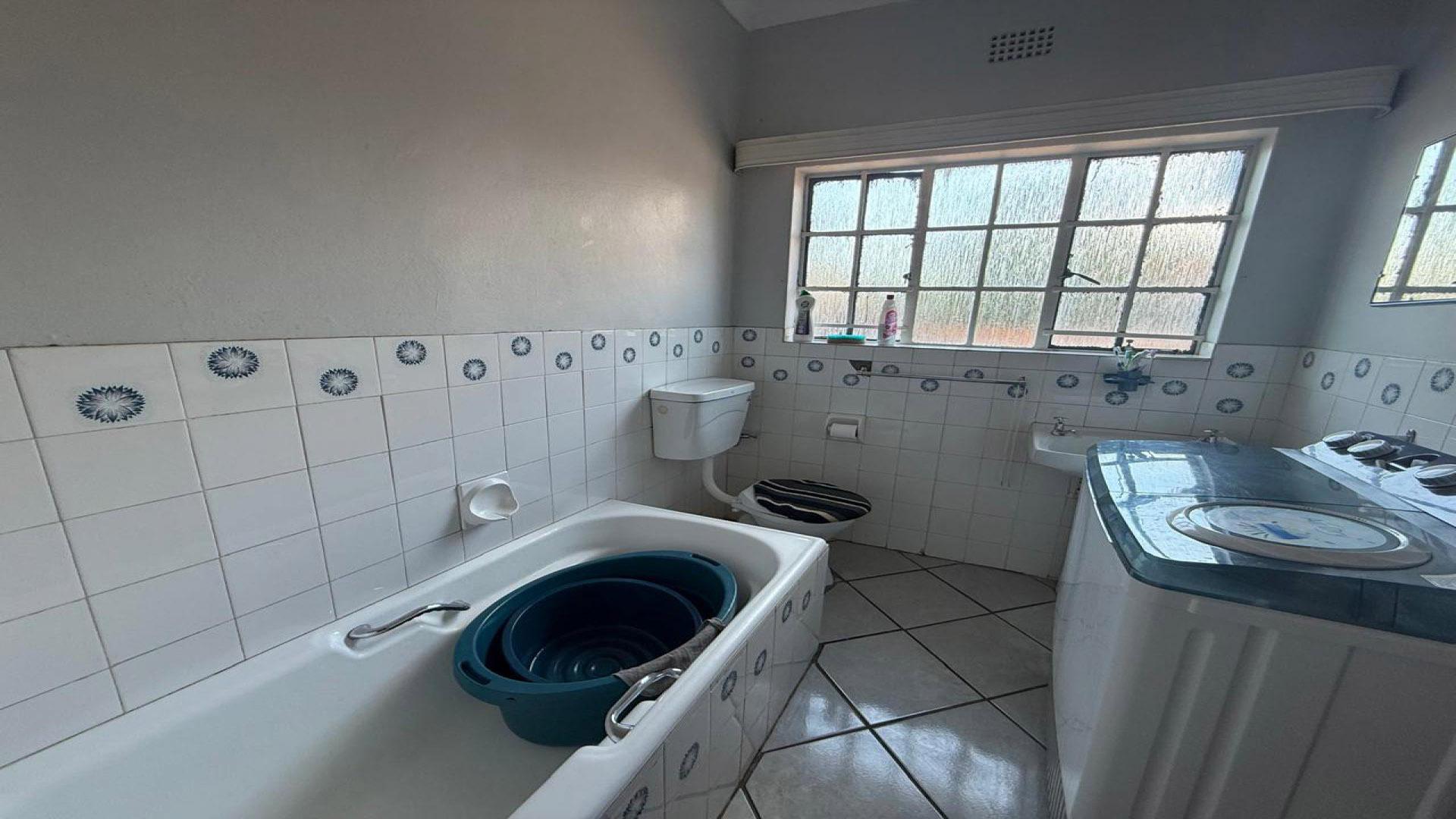 Bathroom 2 of property in Kimberley