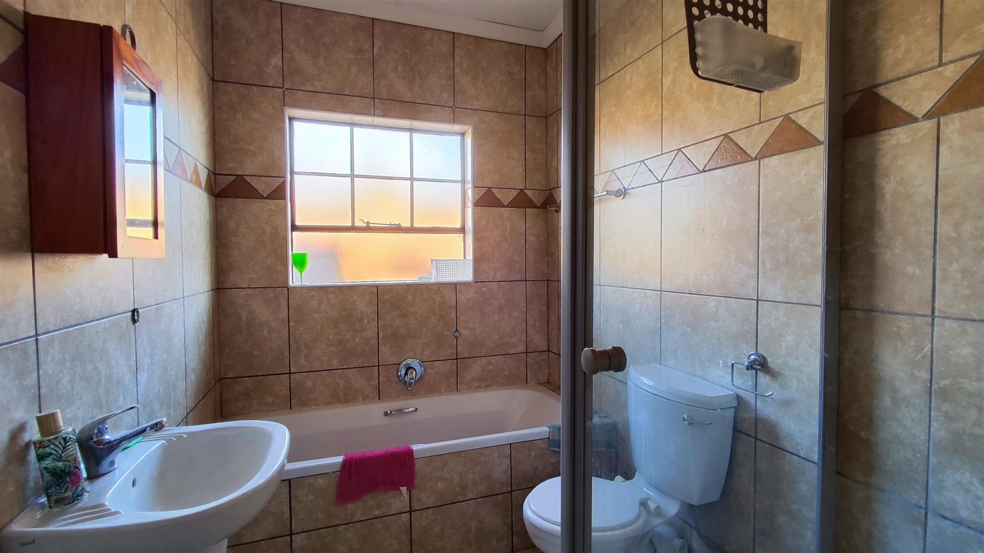 Bathroom 1 - 5 square meters of property in Norton Small Farms