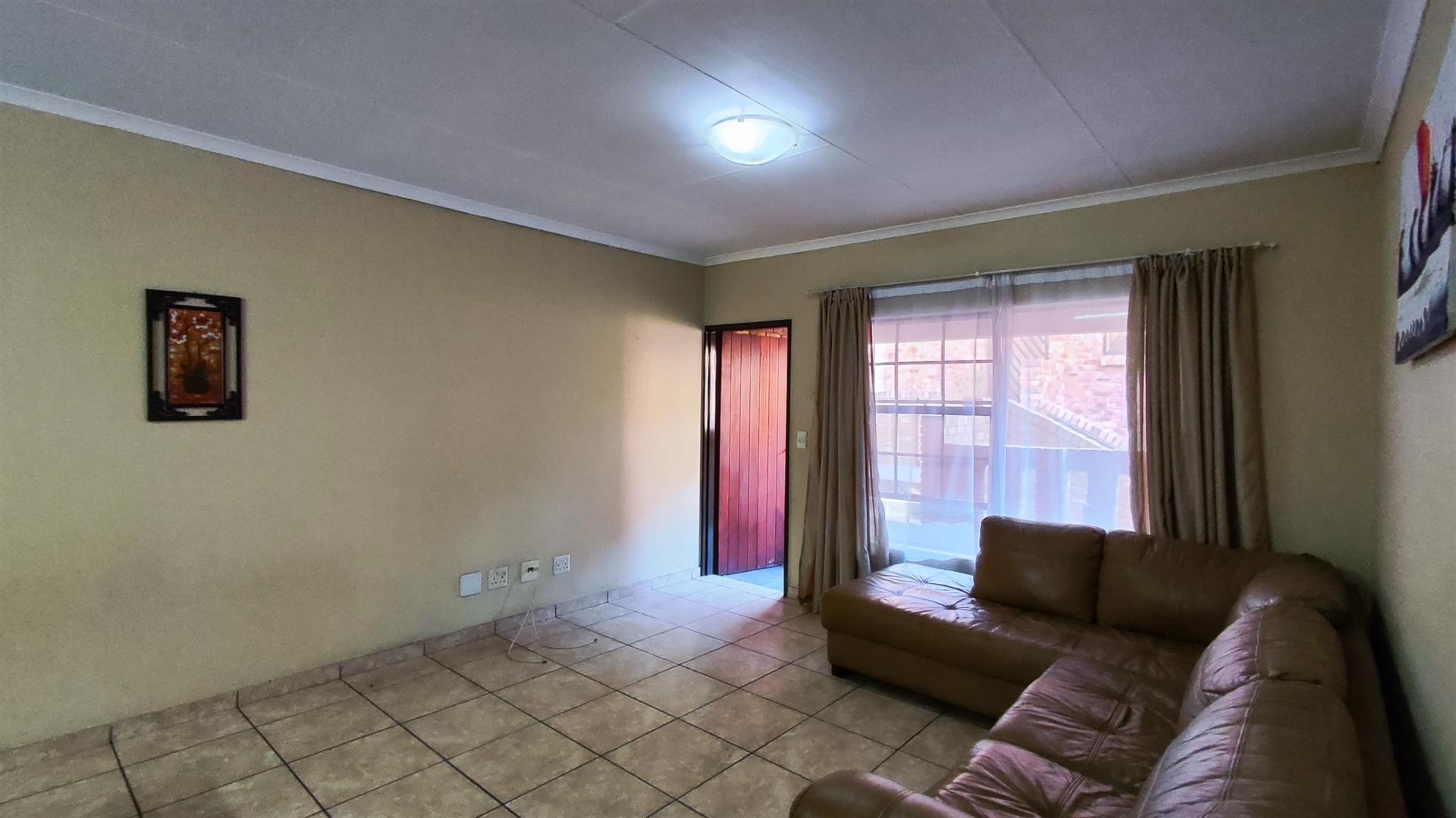 Lounges - 17 square meters of property in Norton Small Farms