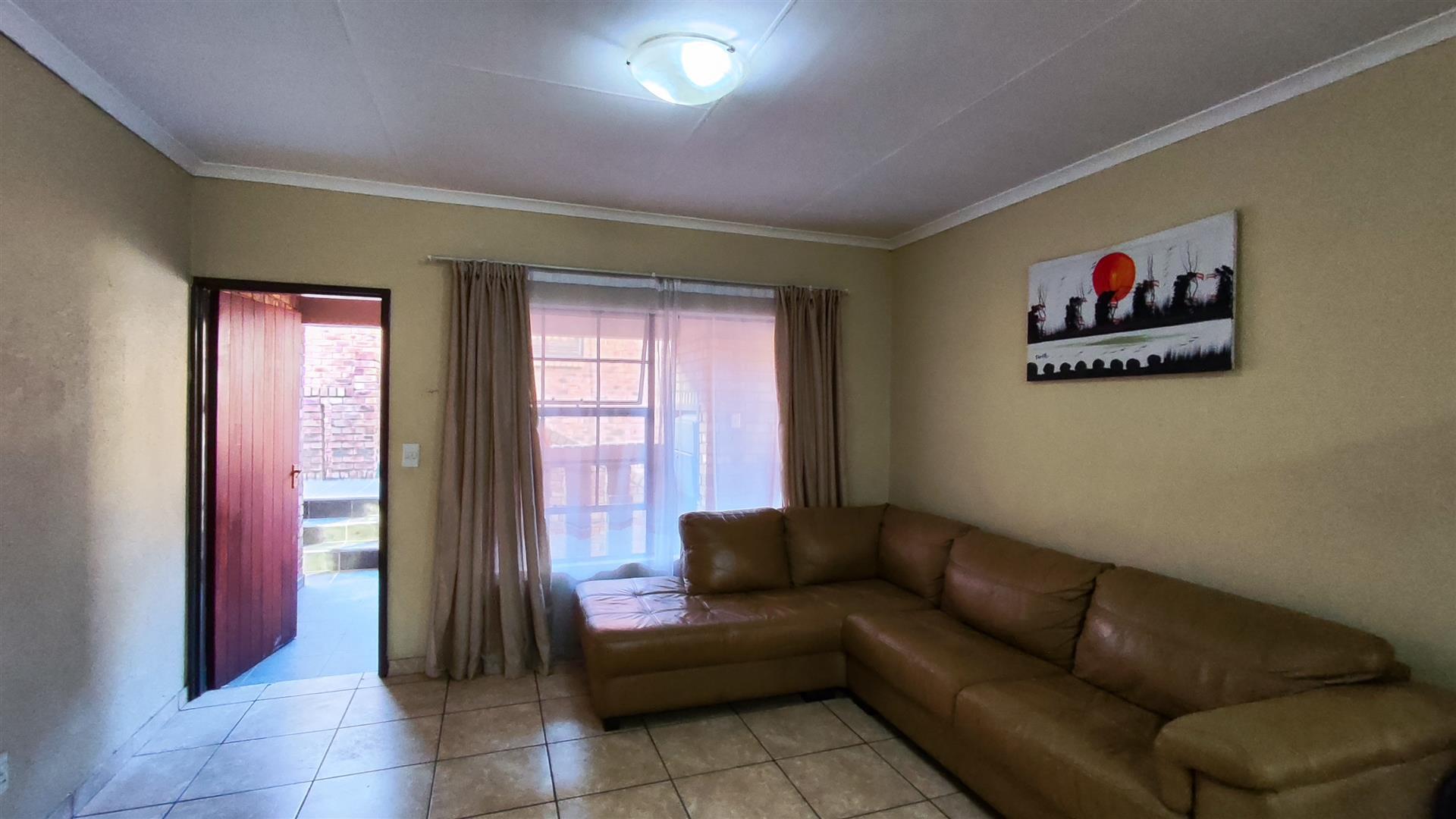 Lounges - 17 square meters of property in Norton Small Farms