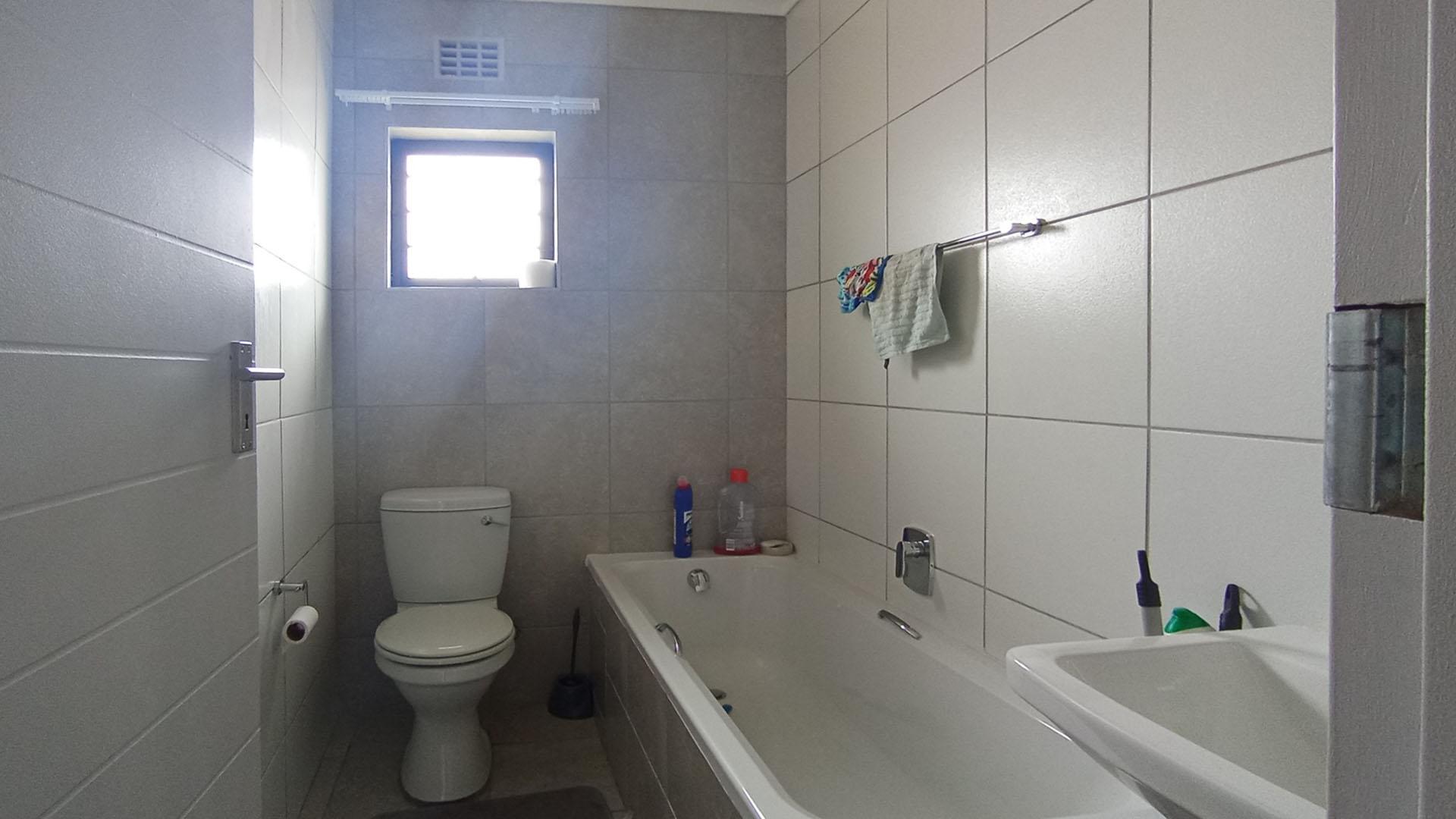 Bathroom 1 - 5 square meters of property in Lotus Gardens