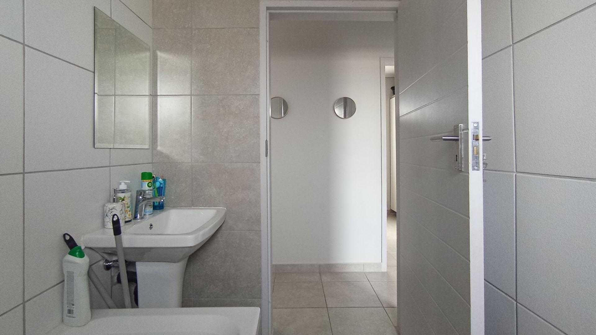 Bathroom 1 - 5 square meters of property in Lotus Gardens