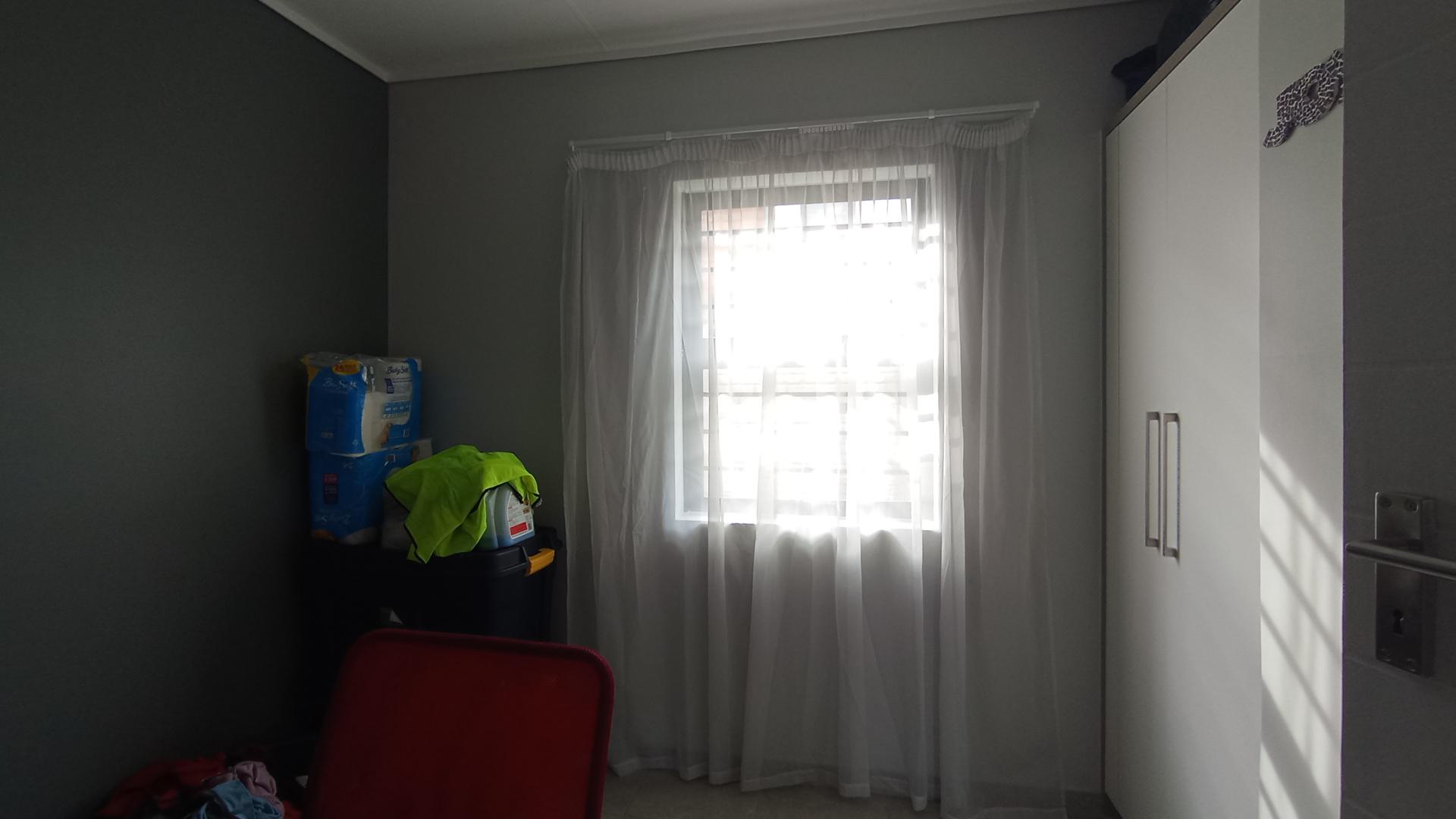 Bed Room 2 - 6 square meters of property in Lotus Gardens