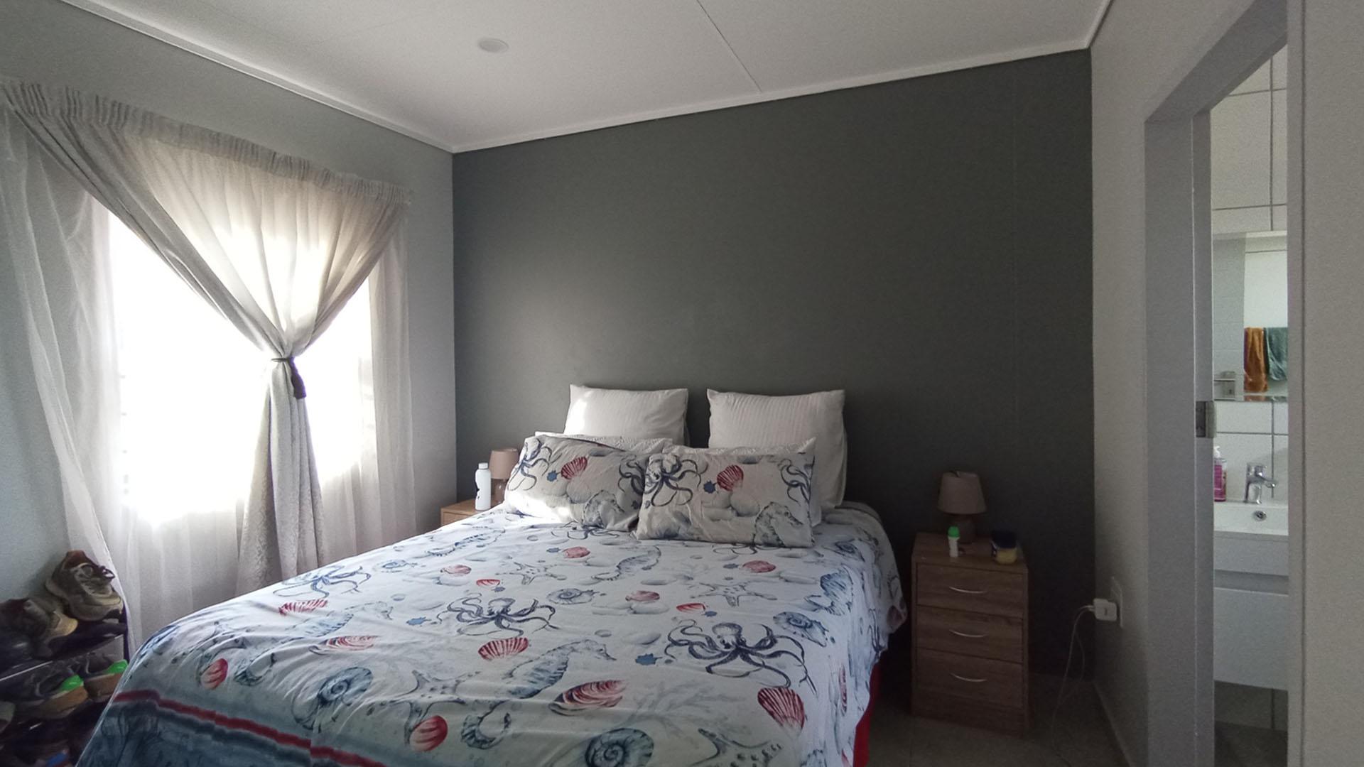 Main Bedroom - 10 square meters of property in Lotus Gardens