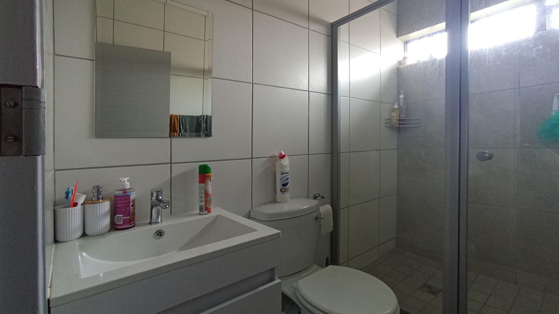 Main Bathroom - 4 square meters of property in Lotus Gardens
