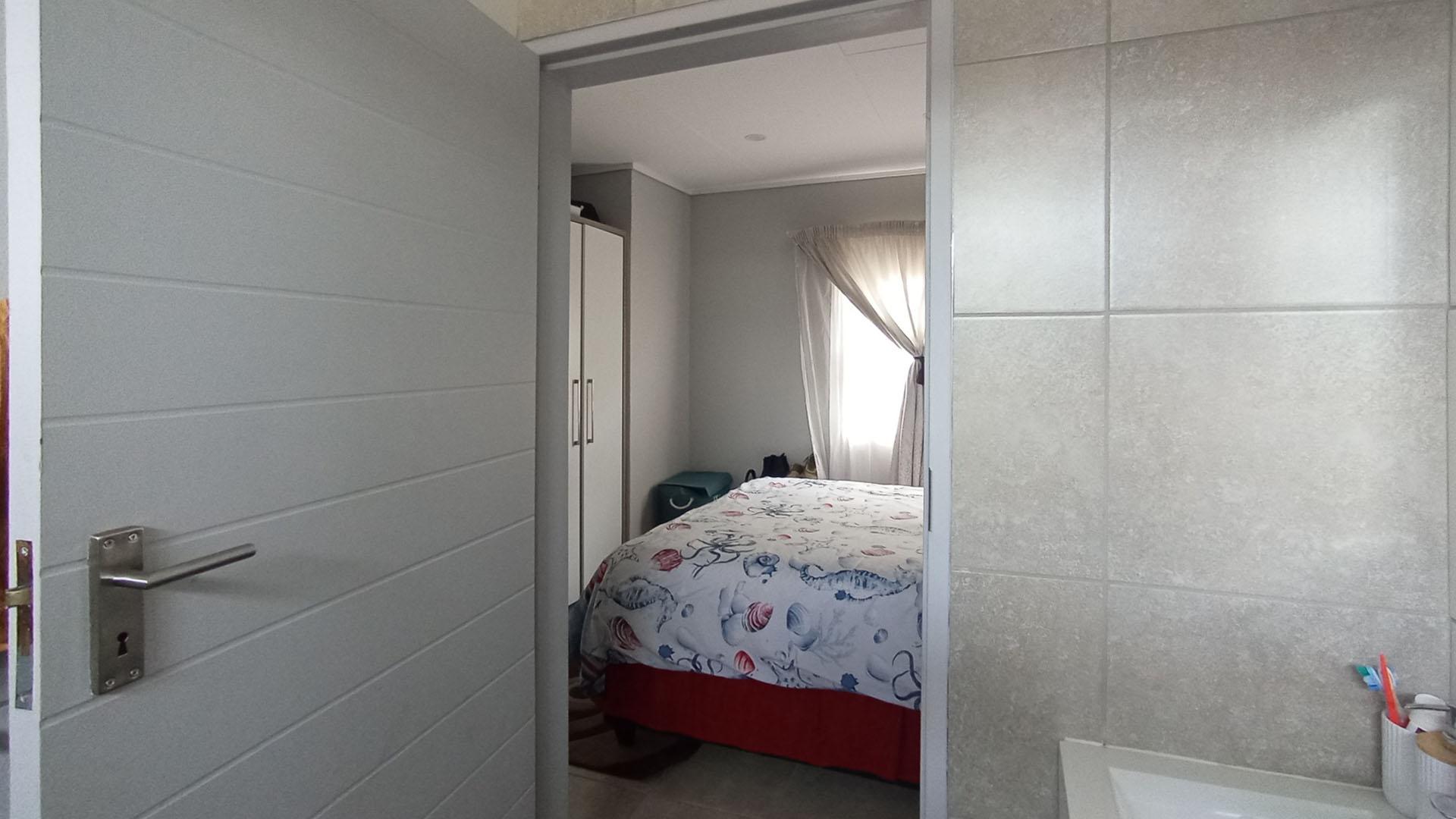 Main Bathroom - 4 square meters of property in Lotus Gardens