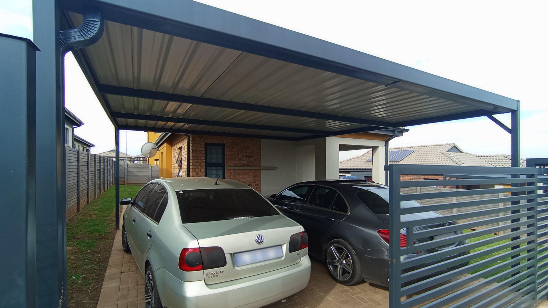 Carport  - 29 square meters of property in Lotus Gardens