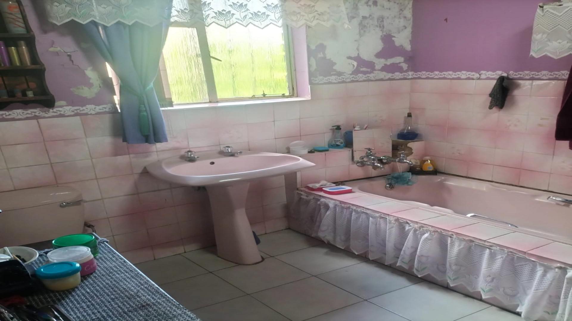 Bathroom 1 of property in Vaal Power Small Holdings