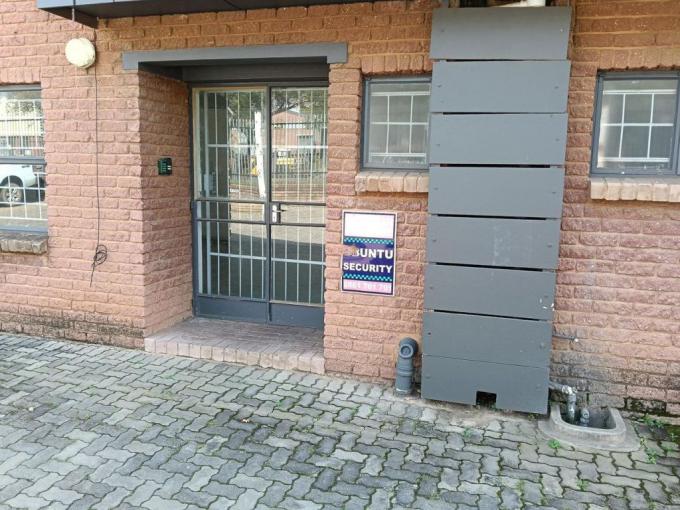 Commercial to Rent in Silvertondale - Property to rent - MR677708