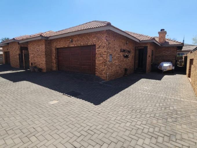 3 Bedroom Simplex for Sale For Sale in New Redruth - MR677728