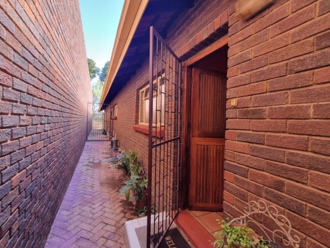 2 Bedroom Simplex for Sale For Sale in Naval Hill - MR677738