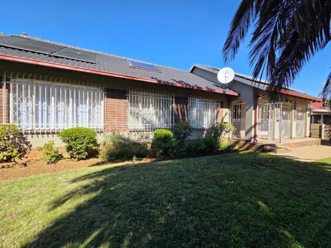 4 Bedroom House for Sale For Sale in Brackendowns - MR677765