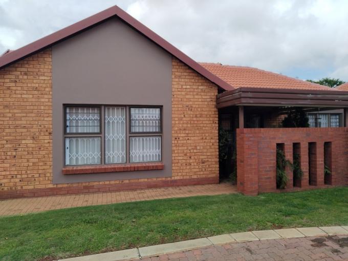 3 Bedroom Simplex for Sale For Sale in Willow Park Manor - MR677769