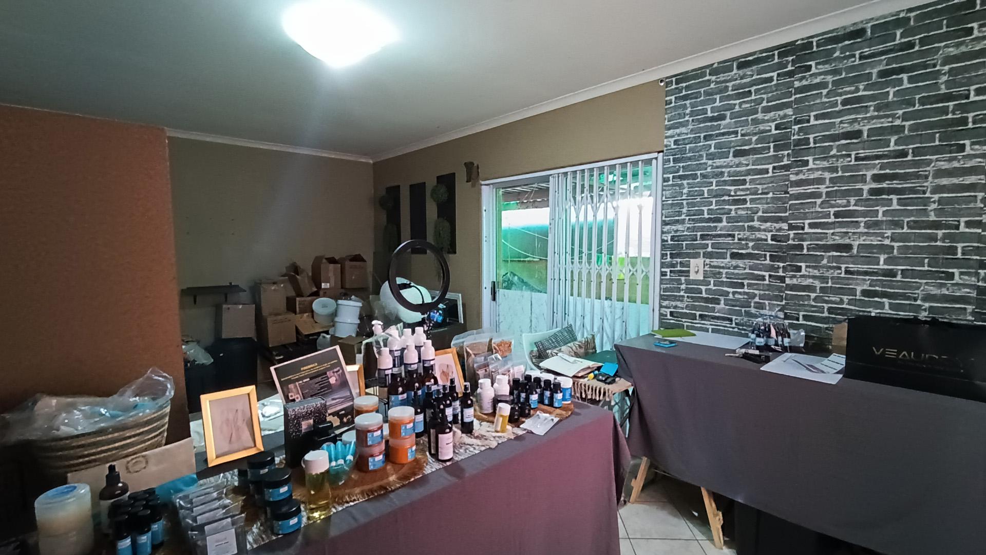 Lounges - 26 square meters of property in Highbury