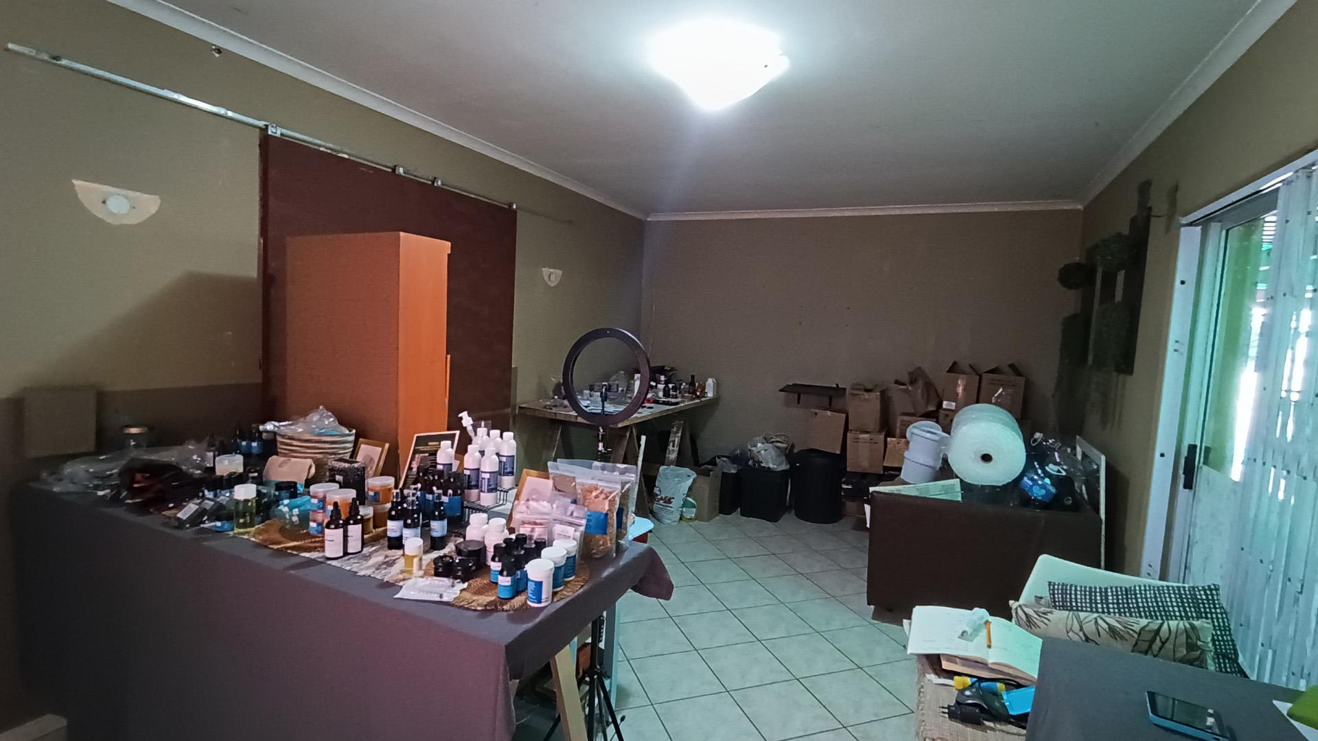 Lounges - 26 square meters of property in Highbury