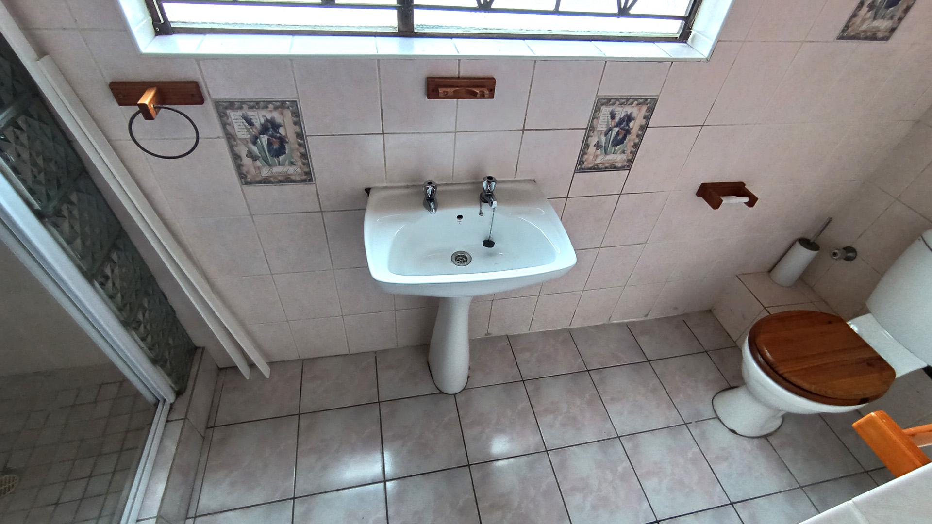 Main Bathroom - 4 square meters of property in Highbury